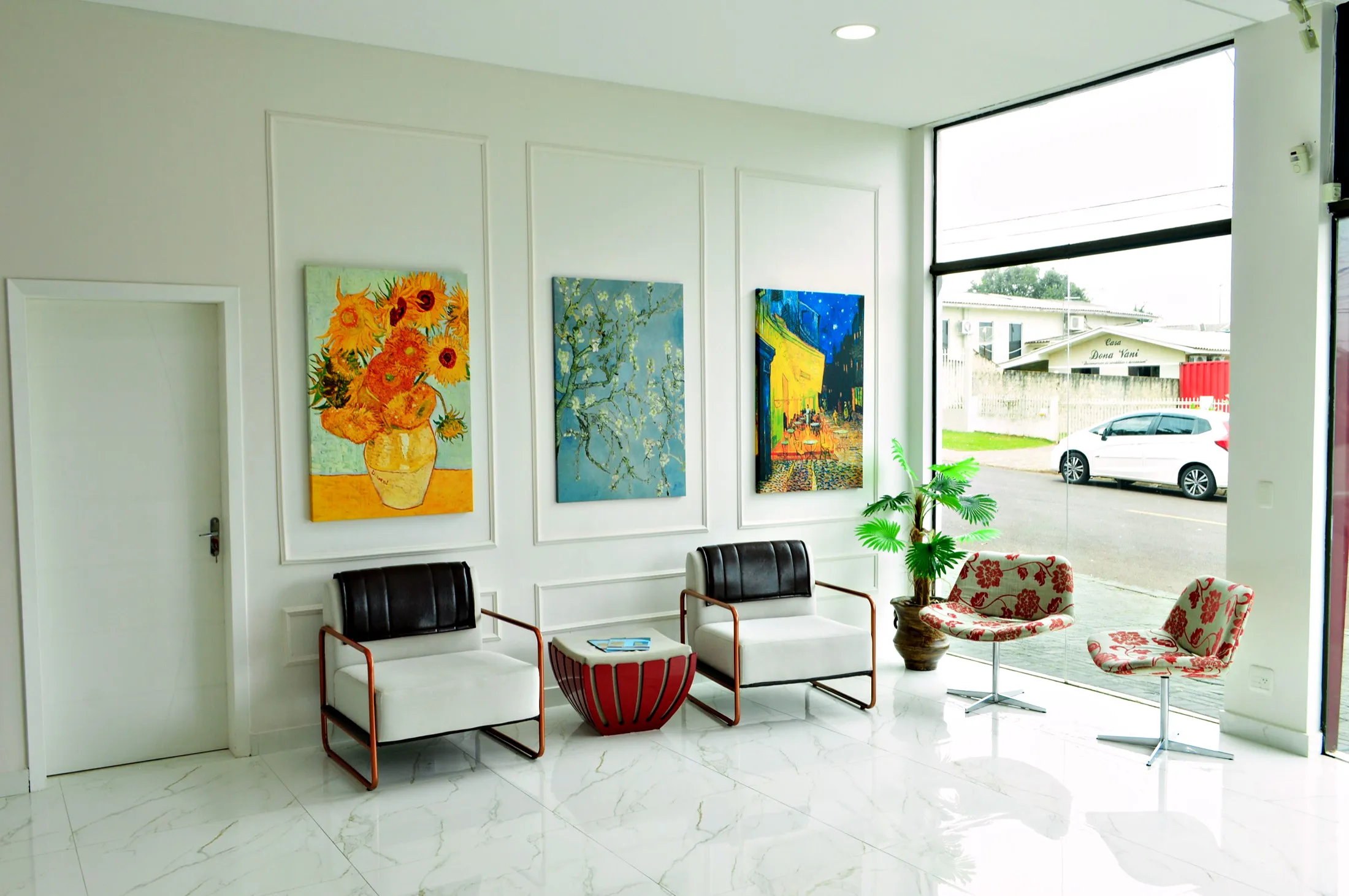 Sala de espera da clínica, com quadros de Van Gogh na parede